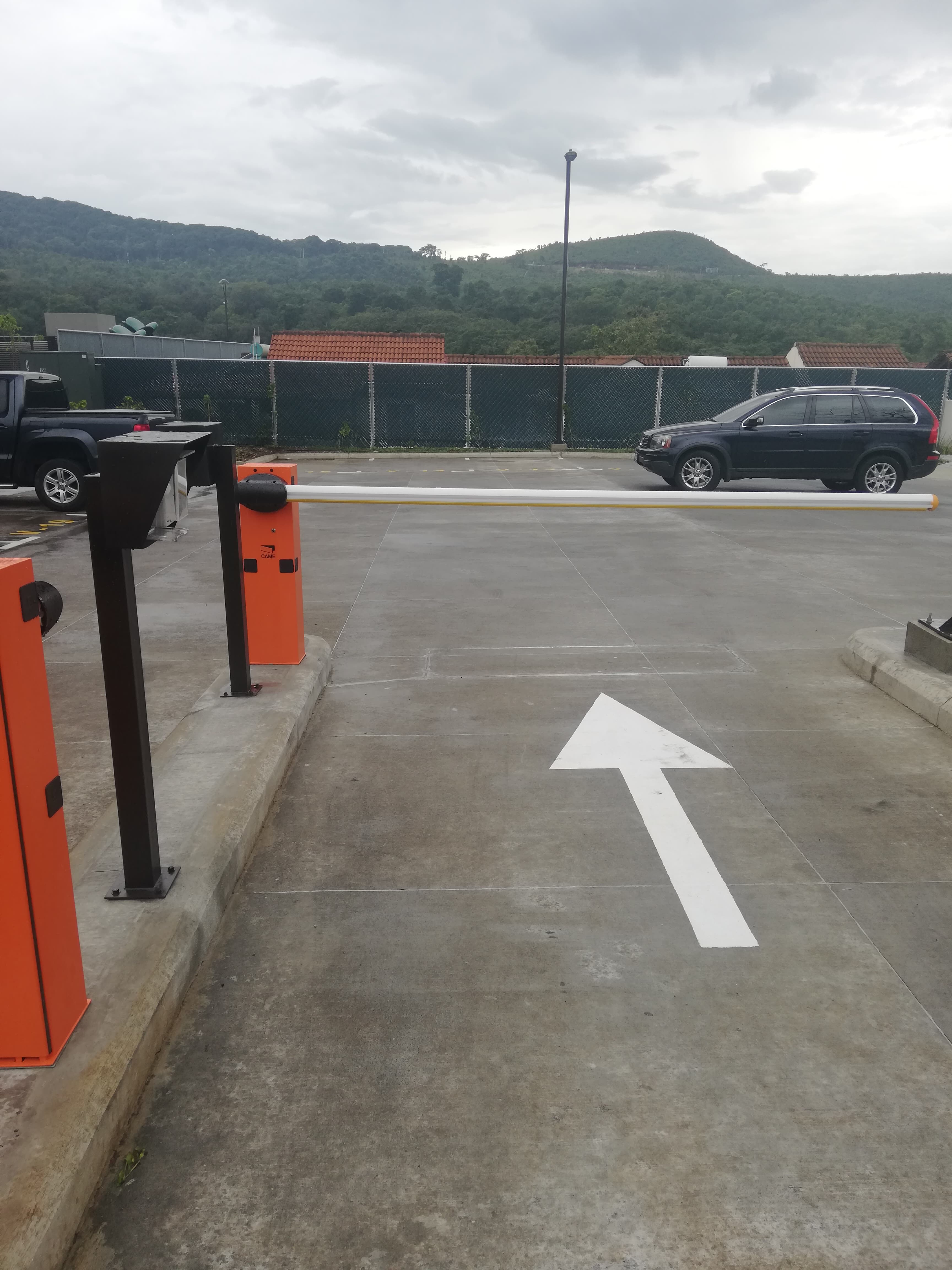 Torre corporativa con guiamiento vehicular integrado