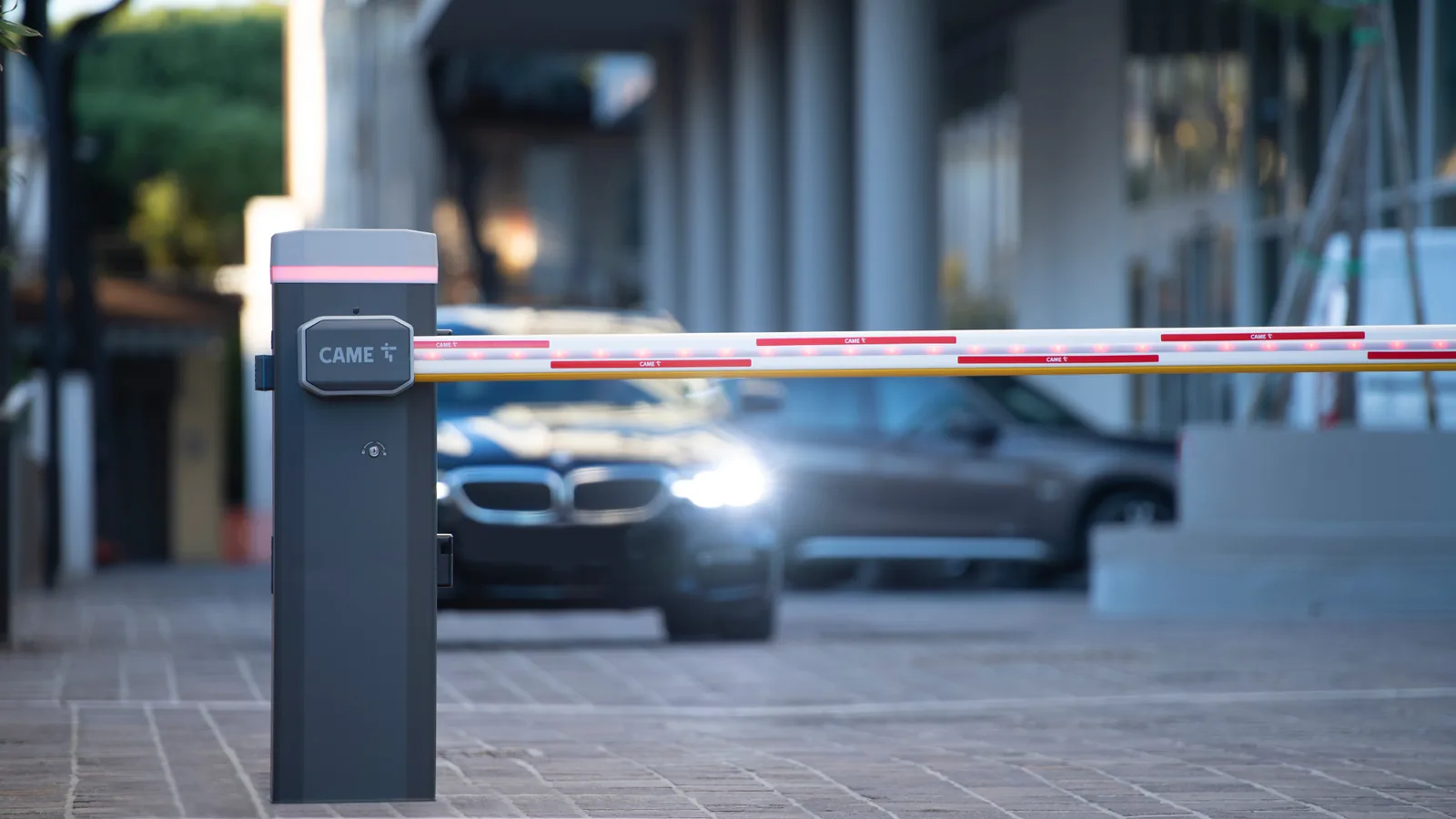 Acceso y guiamiento vehicular en parqueo