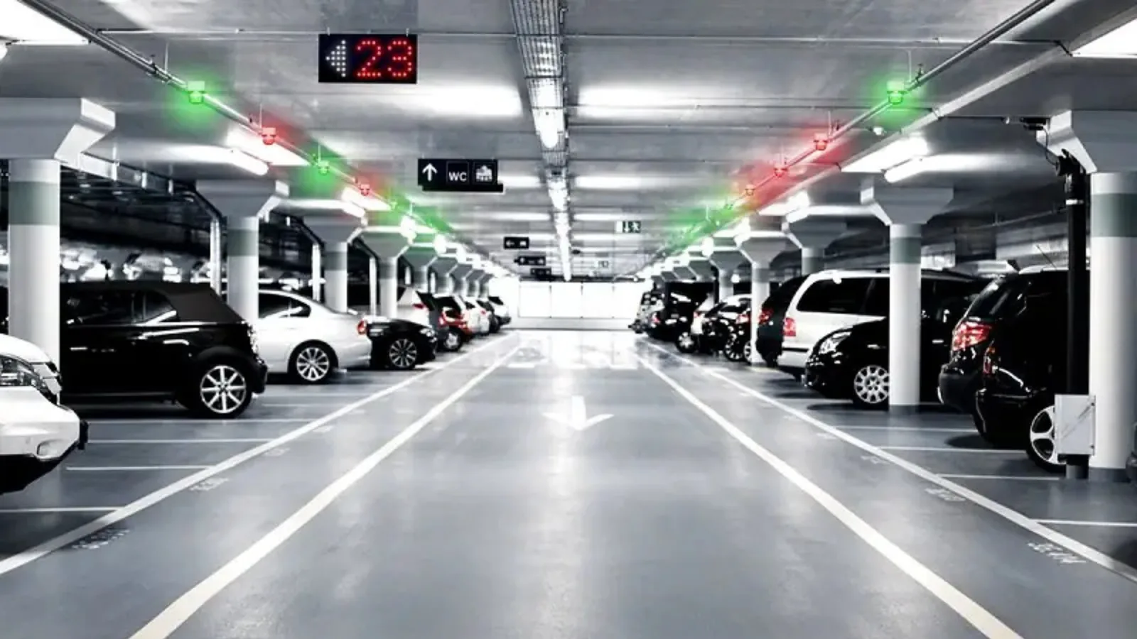 Parqueo inteligente con guiamiento LED instalado por DISEP